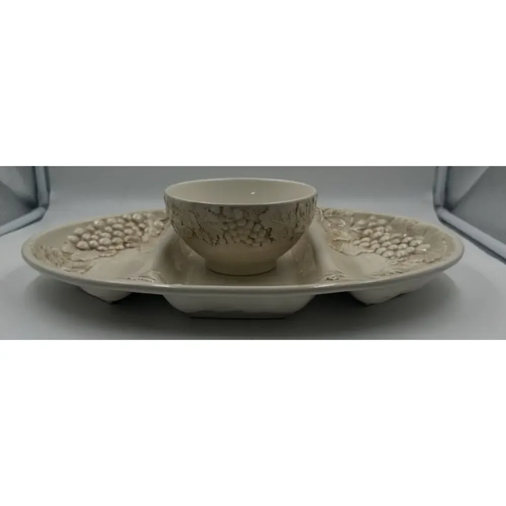Harry And David Grapes Embossed Ivory 16.5